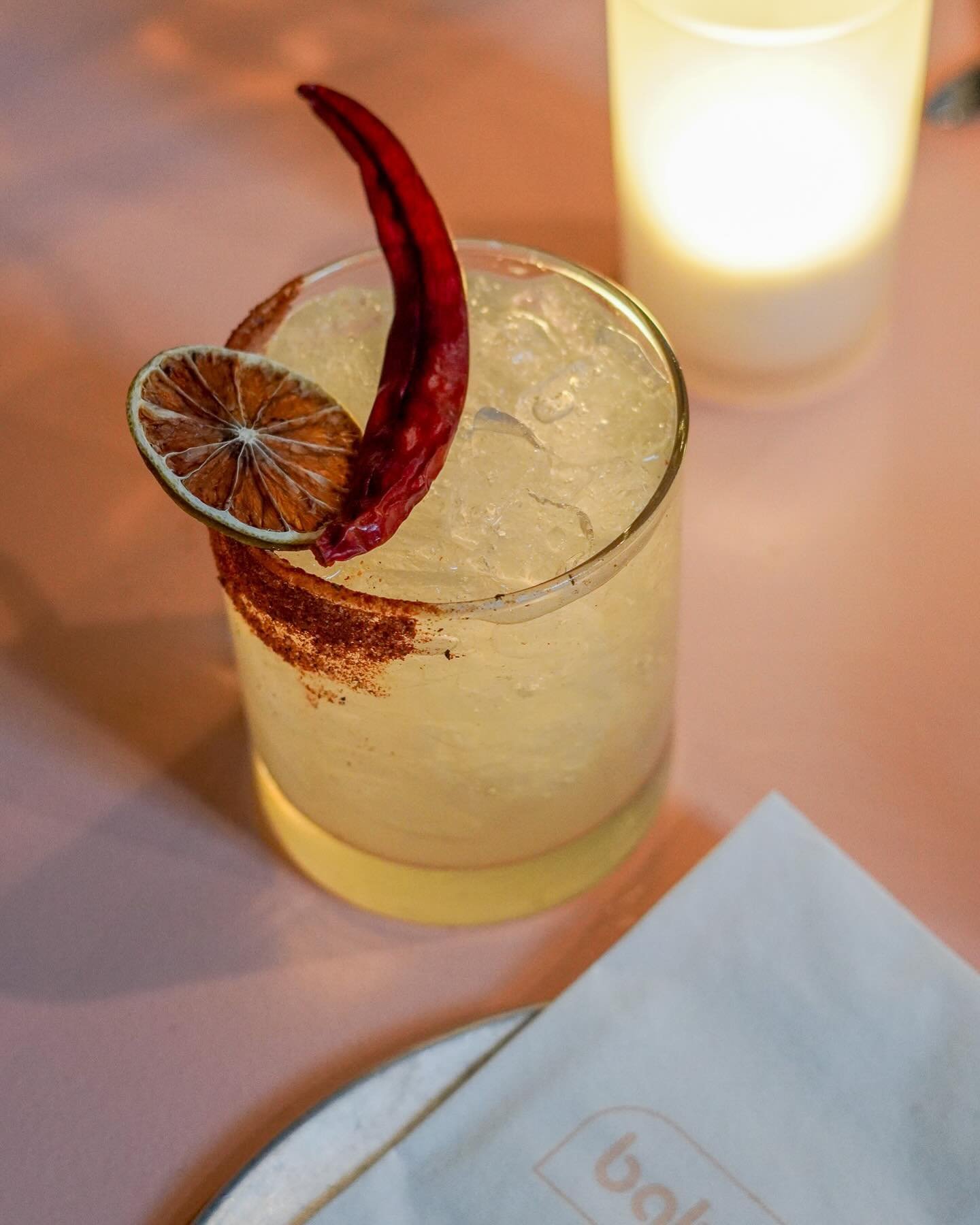 Rien de mieux qu'un Spicy Marg pour ensoleiller la journ&eacute;e! 🍸️
 #drinks #foodgasm #cocktailbar #mixology #craftcocktails #cocktailtime #instafood #drink #thirsty